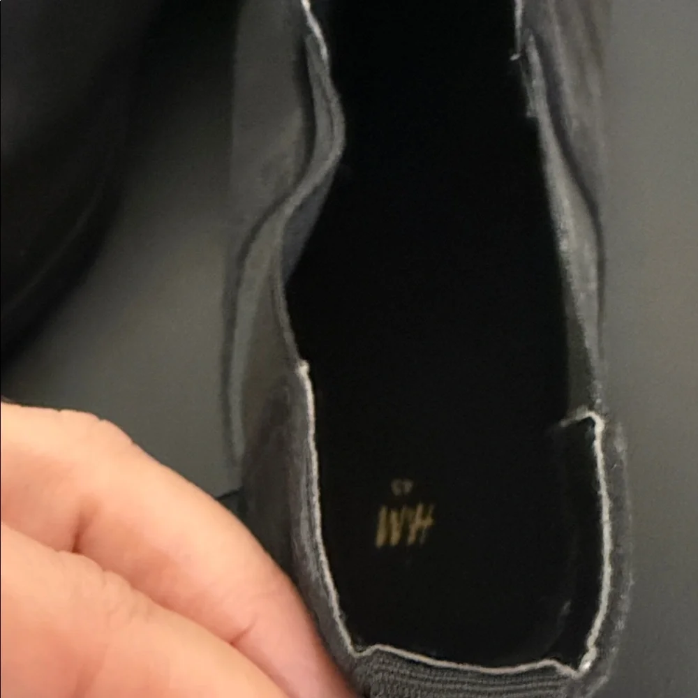 Men’s H and M Black Chelsea Boots size 43 EUC